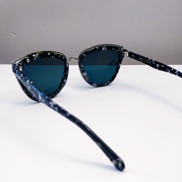 DIFF Red Mirrored Round Sunglasses - Picture 2 of 3